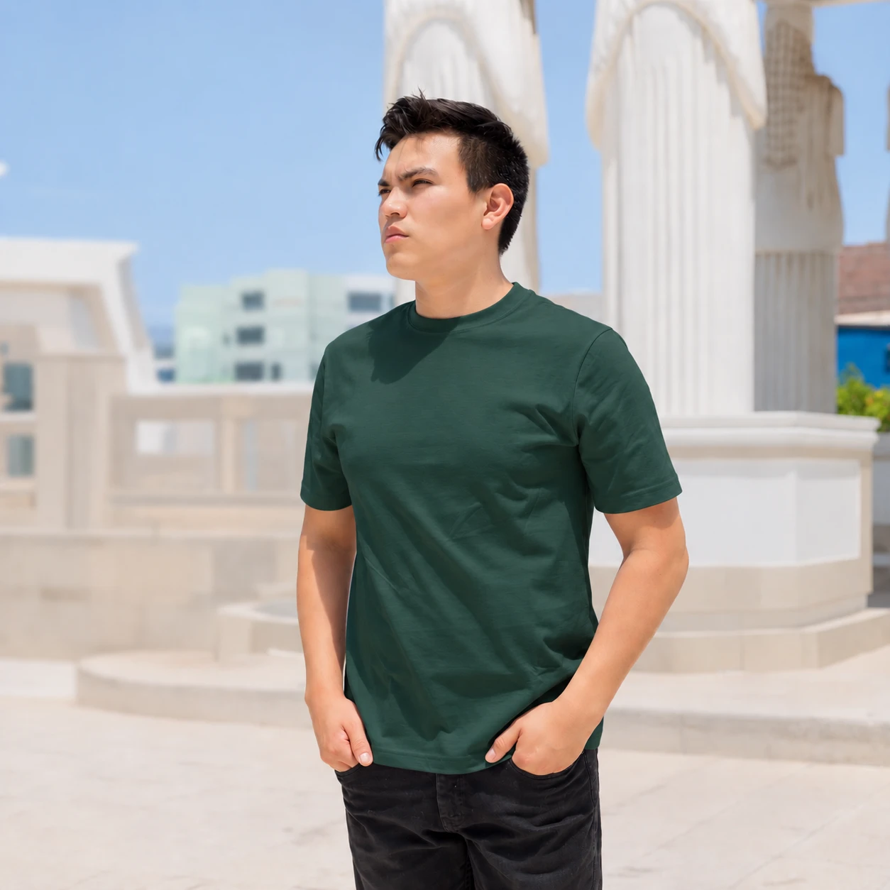 Modelo con polo básico verde botella de caballero en exteriores